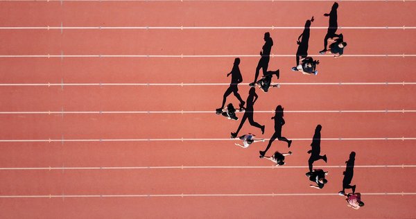 Quelle stratégie de course adopter en athlétisme pour optimiser les performances sur 800m?