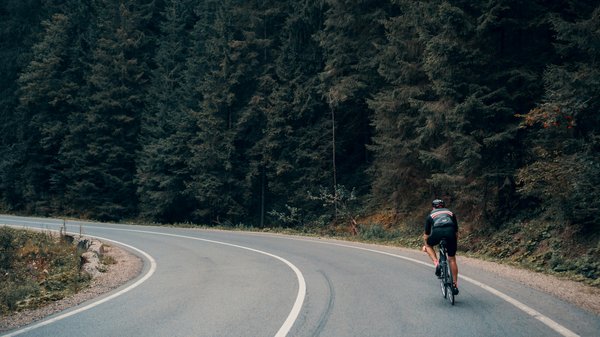 Comment intégrer des exercices de vélo stationnaire pour améliorer l'endurance cardiovasculaire en basket ?